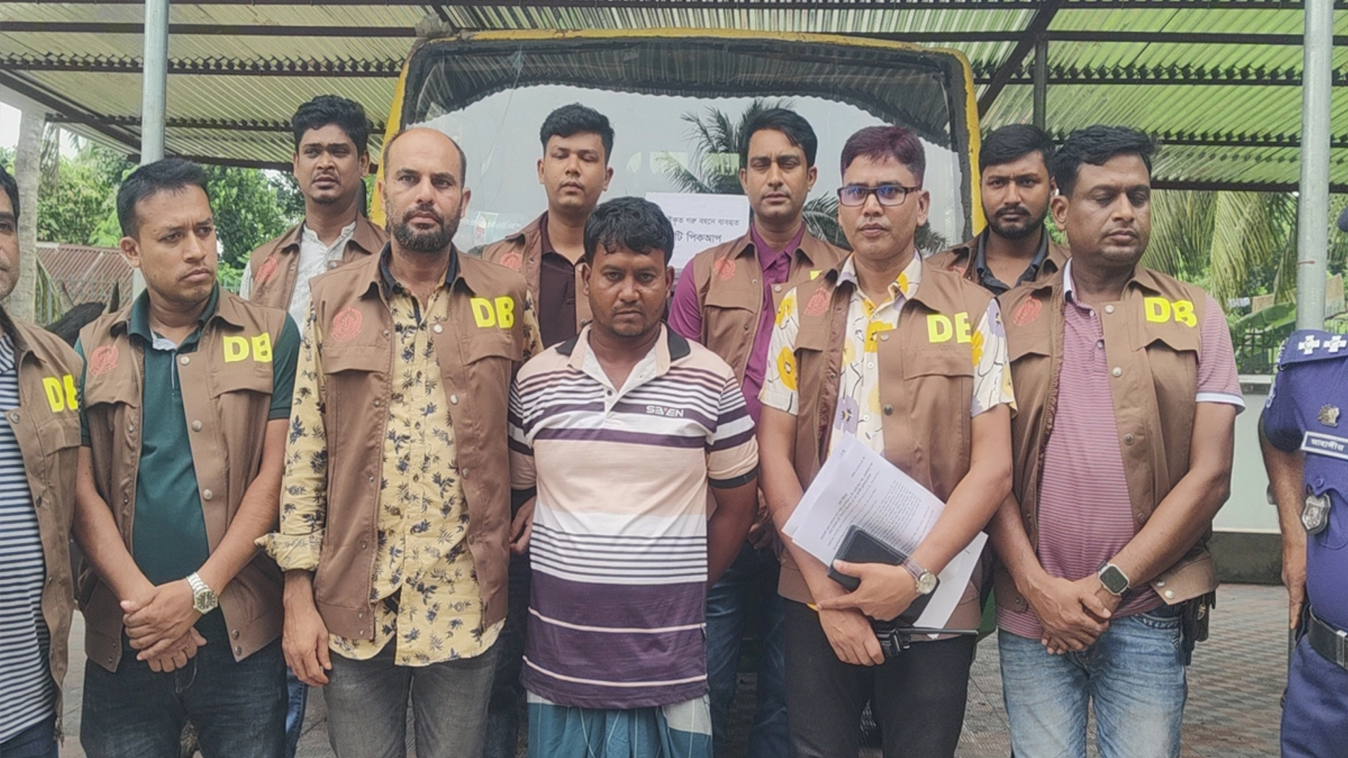বাগেরহাটে ডিবির অভিযানে ১১ চোরাই গরু উদ্ধার, পিকআপ জব্দ; গ্রেপ্তার ৩